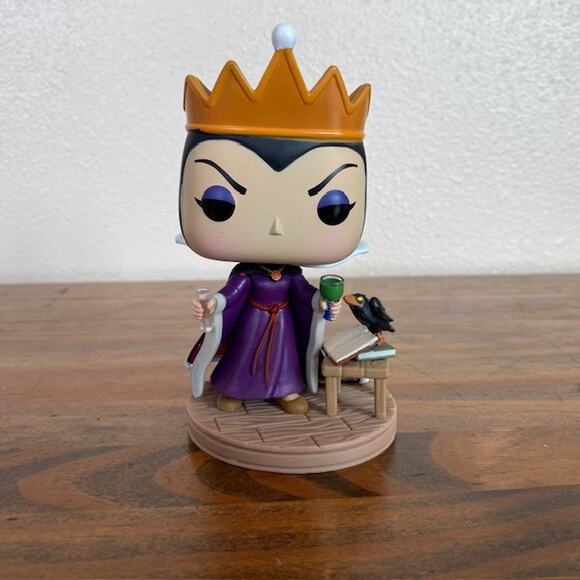 Funko Pop! Disney: Villains - Queen Grimhilde - Picture 1 of 6